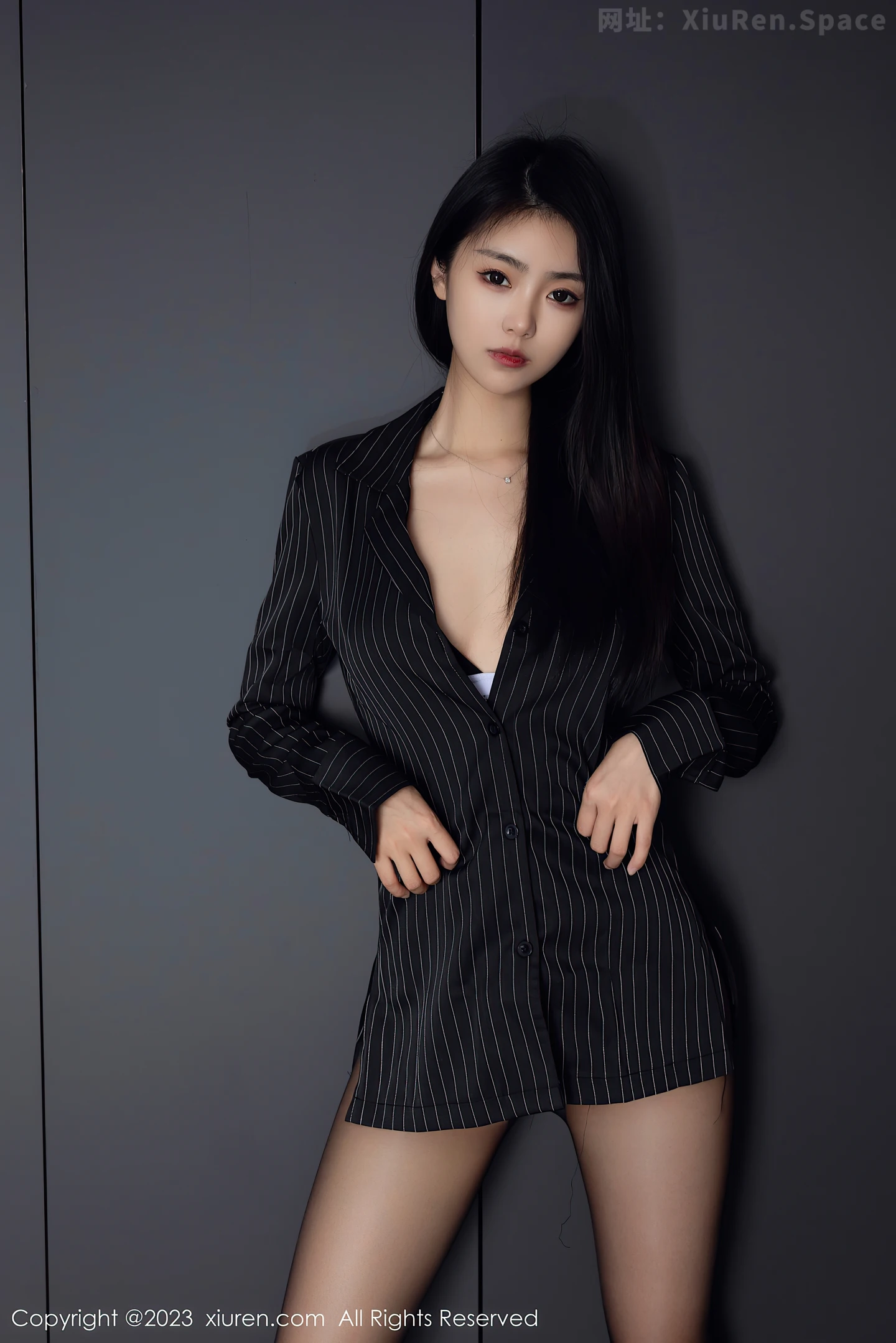 图片[5]-[XiuRen秀人网]2023.05.05 NO.6677 可樂Vicky 黑色深V连身衣加黑丝美腿性感私房写真集-秀人网官方网站